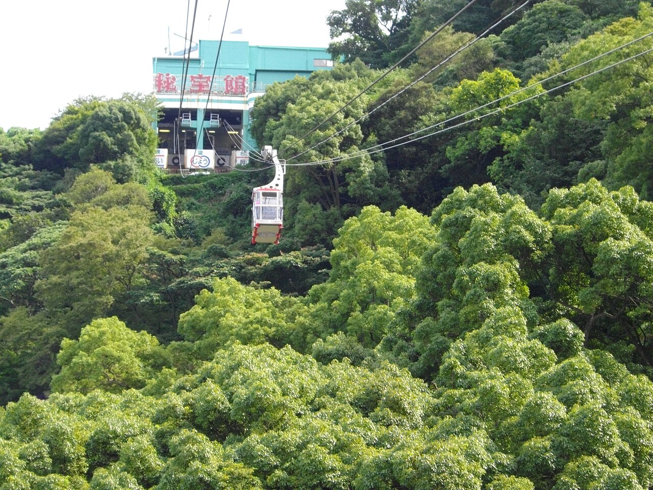 The Atami ropeway by the bay