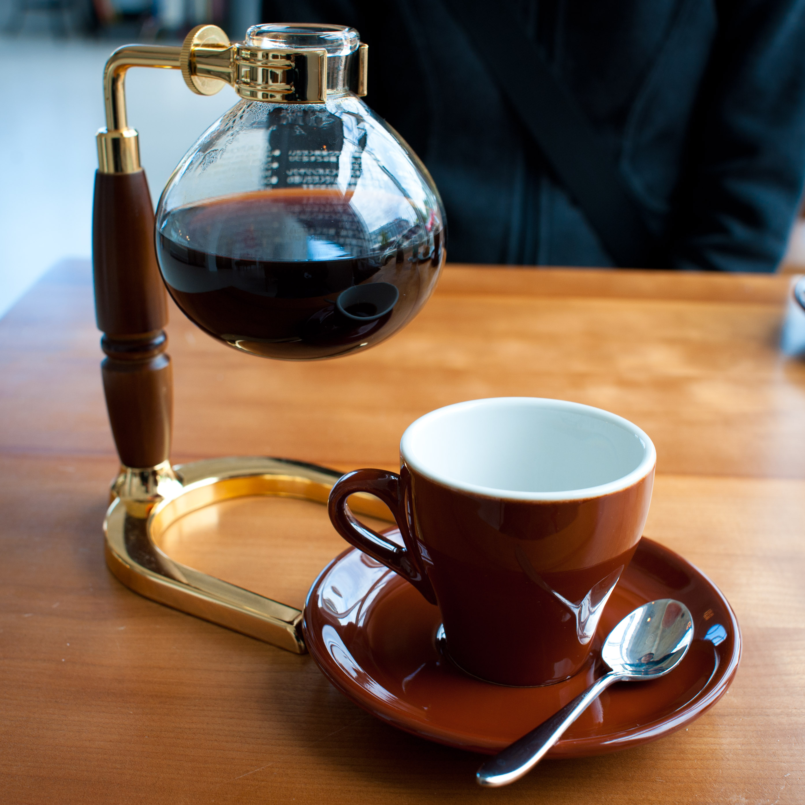 A siphon coffee brewer (representative of the retro kissaten Bonnet)