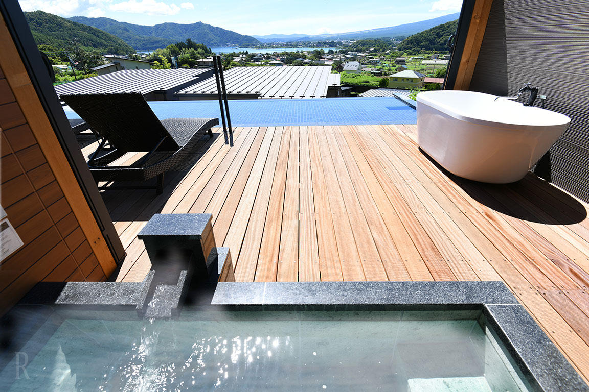 The private terrace onsen with a lake view