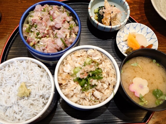 A seafood set at Kamatsuru