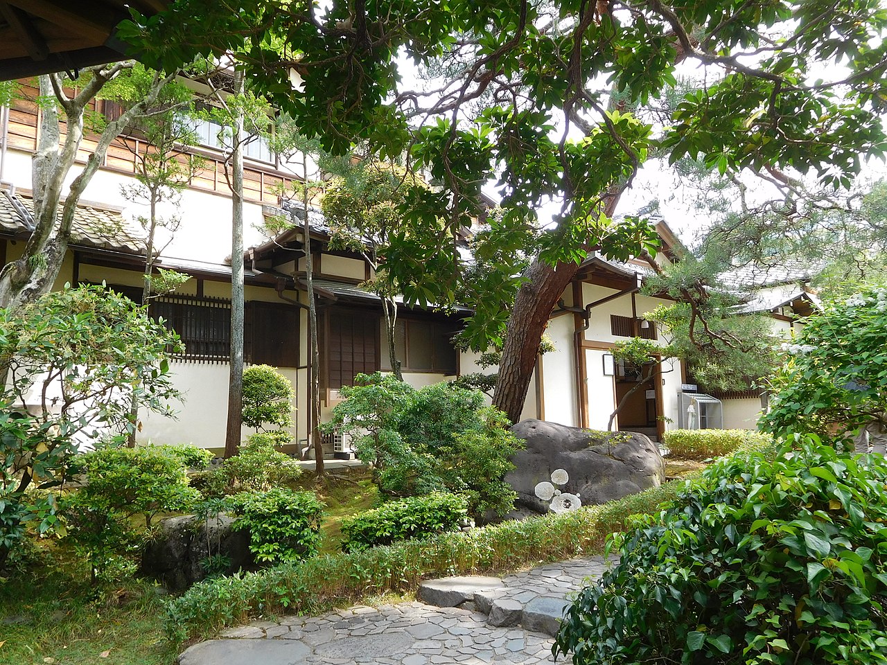 The entrance of the historic Kiunkaku villa in spring