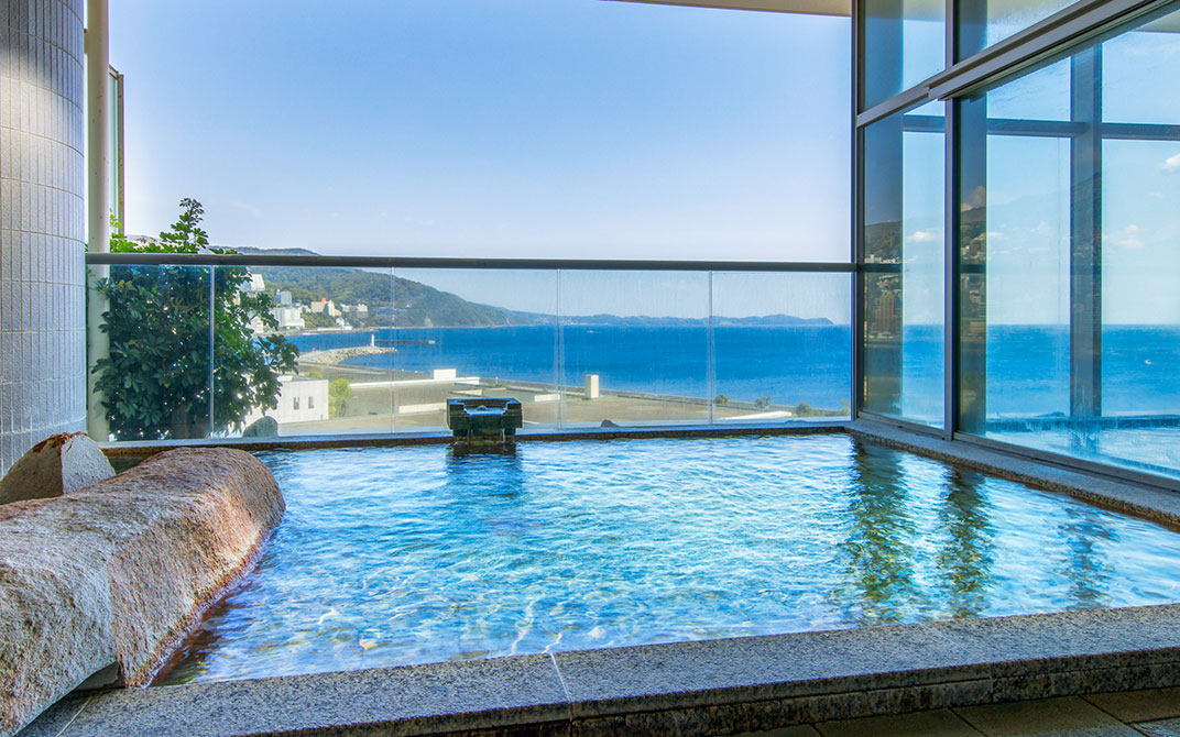 The large ocean-view public onsen