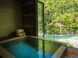 An in-room open-air bath over the river