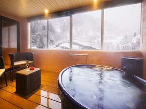 An in-room private round bath